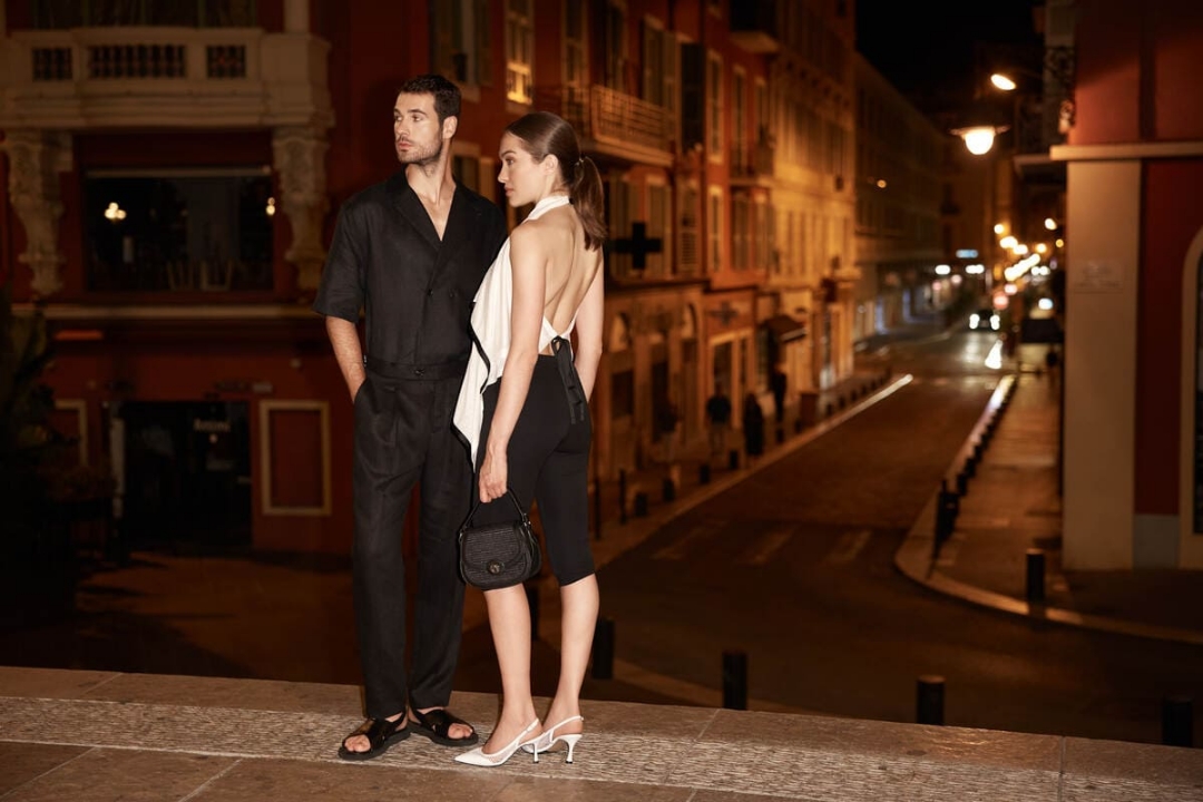 Cum combini pantofii slingbacks cu jeans largi – combo-ul surprinzător care arată super șic